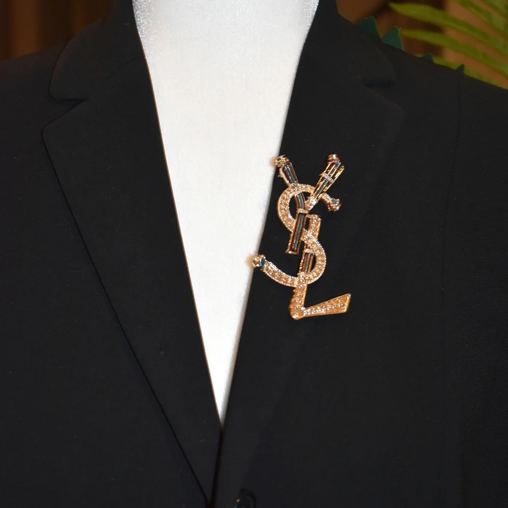 Elegant Designer Brooch – Timeless & Sophisticated